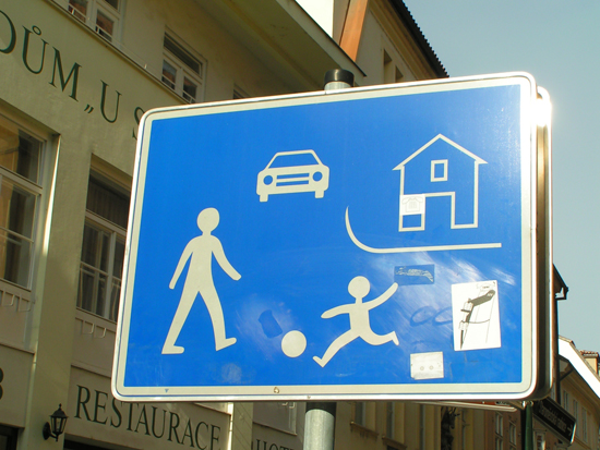 attention aux enfants qui jouent au ballon avec leur papa!